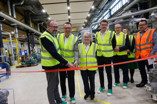 Ribbon cutting at the Holme plant: Richard Lek, president EMEA at Johnson Controls, and Benthe Klokkerholm vice president, Manufacturing Operations HVAC/R, EMEA joined by EU Commissioner for Energy & Housing Dan Jørgensen, Mayor Anders Winnerskjold of the City of Aarhus, and EU Policy Assistant Rasmus Beim Hvide, alongside Johnson Controls employees and partners to celebrate the opening of the expanded facility.