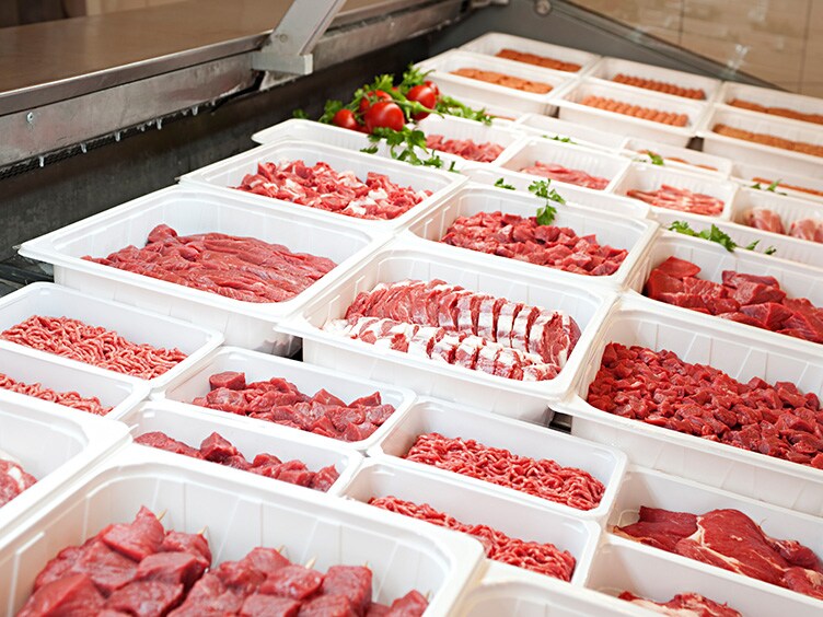 Display of cut meats in refrigeration